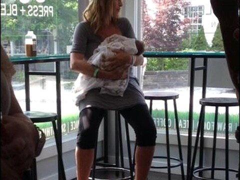 Zondag bevallen, maandag al gespot in een koffiebar met haar babydochter. Uma stelt het duidelijk goed.