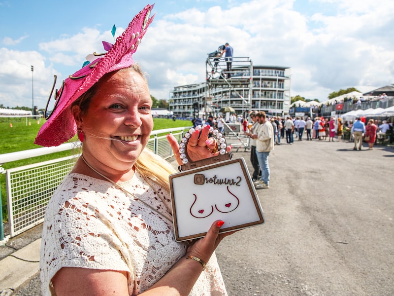 “Gisteren had ik bestraling en morgen opnieuw”: met ‘tietjeshoed’ vraagt Sofie (45) tijdens haar ‘rustdag’ aandacht voor borstkanker