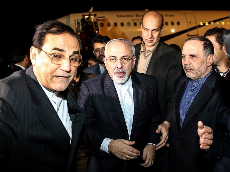 Mohammad Javad Zarif (midden), de Iraanse minister van Buitenlandse Zaken.