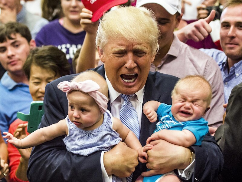 Donald Trump houdt de nichtjes Evelyn Kate Keane van 6 maanden en Kellen Campbell van 3 maanden vast, na zijn speech in Colorado Springs eind juli.