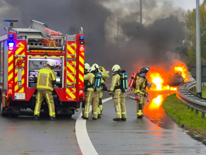 Bij aankomst van de brandweer stond de auto al helemaal in brand.