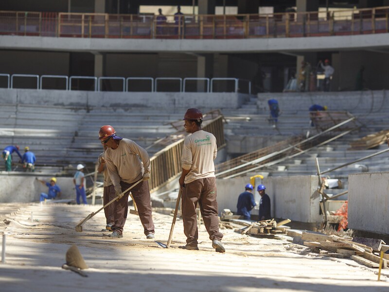 Arbeiders in Arena da Baixada in Curitiba