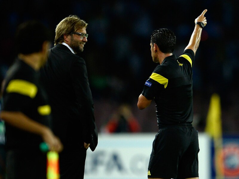 Jurgen Klopp wordt naar de tribune gestuurd na zijn woedeuitbarsting tijdens het duel met Napoli.