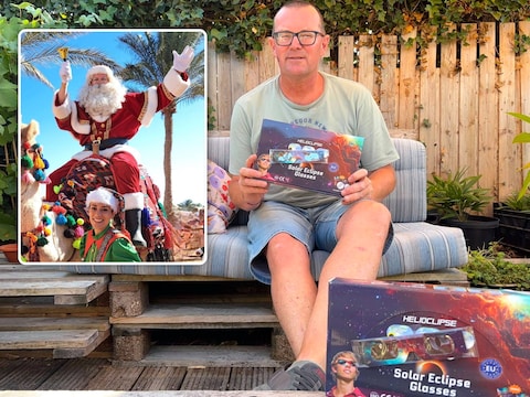 Koen Hallaert uit Oostkamp verkoopt eclipsbrillen ten voordele van kansarme kinderen in Egypte. Inzet: de Oostkampenaar als gulle kerstman tijdens zijn jaarlijkse eindejaarstrip.