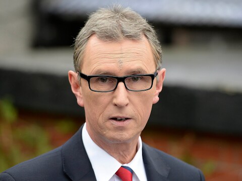 Nigel Evans staat de pers te woord in Pendleton.