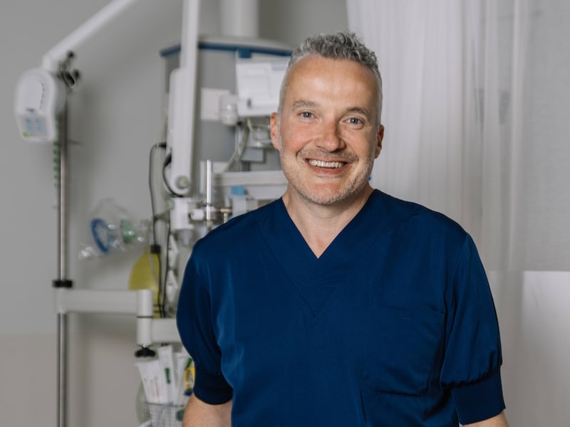 Plastisch chirurg Benoit (46) verklapt hoe hij er jong blijft uitzien:  “Een chirurg die zich laat gaan, is geen goede reclame”