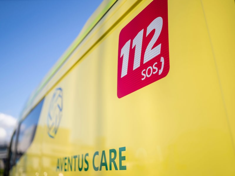 Auto en bromfiets botsen in Bree: man (48) en minderjarig meisje gewond