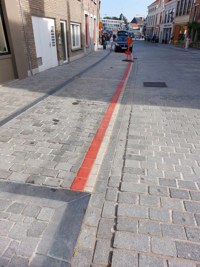 Rode belijning duidt parkeerplaatsen voor kortparkeren beter aan ...