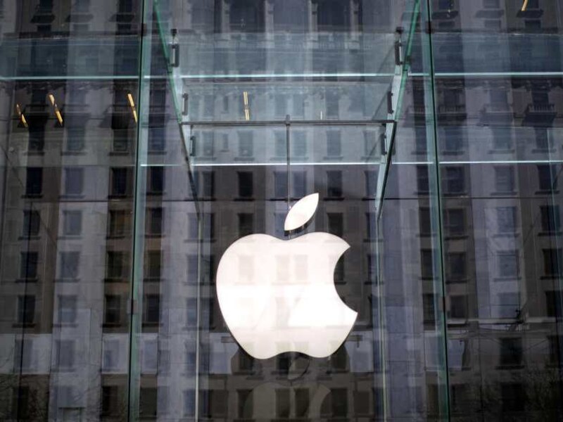 Het Apple-logo op de glazen wand van de Apple Store op 5th Avenue in New York.