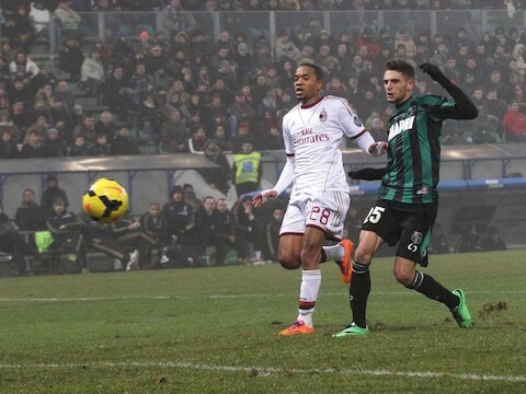 Berardi (R) troeft Emanuelson af en schiet de 3-2 binnen.