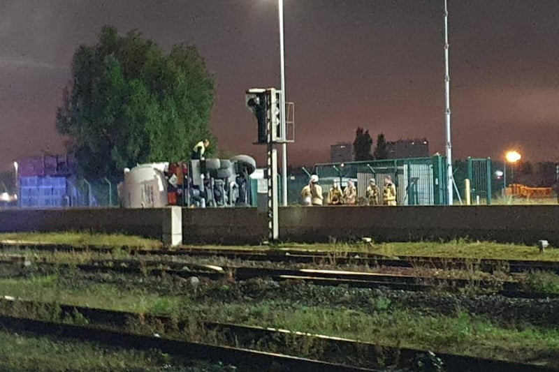 In de haven van Antwerpen was rond 5 uur ‘s ochtends een vrachtwagen dwars over de rijbaan gekanteld.