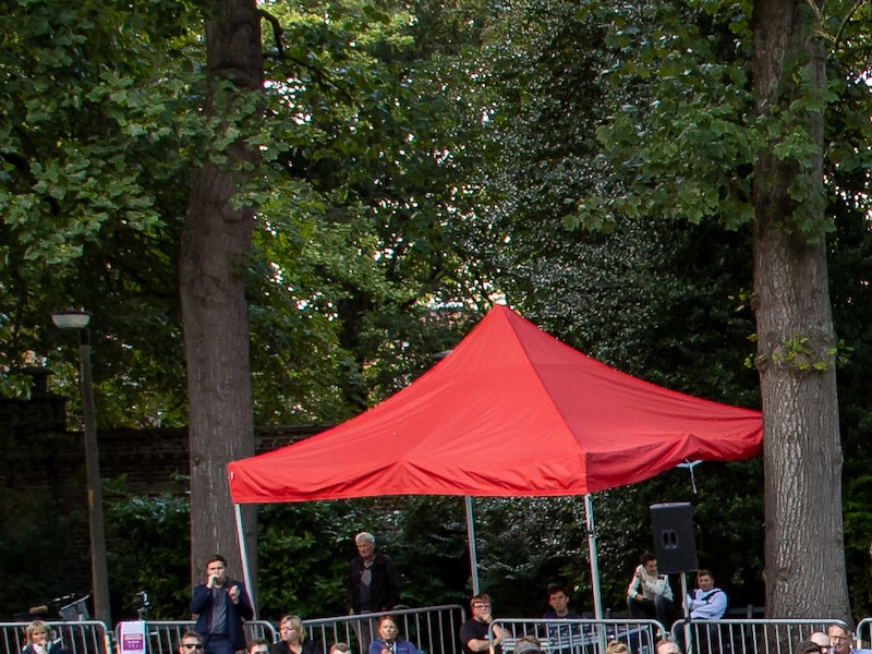 Veroordeelde rechts-extremist op eerste rij bij 11 juliviering