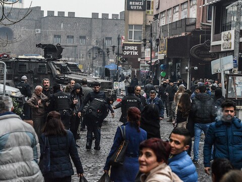 Agenten controleren burgers in de wijk Sur van de Koerdische metropool Diyarbakir.