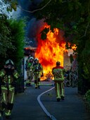 Garage met brommers uitgebrand na korte maar hevige brand
