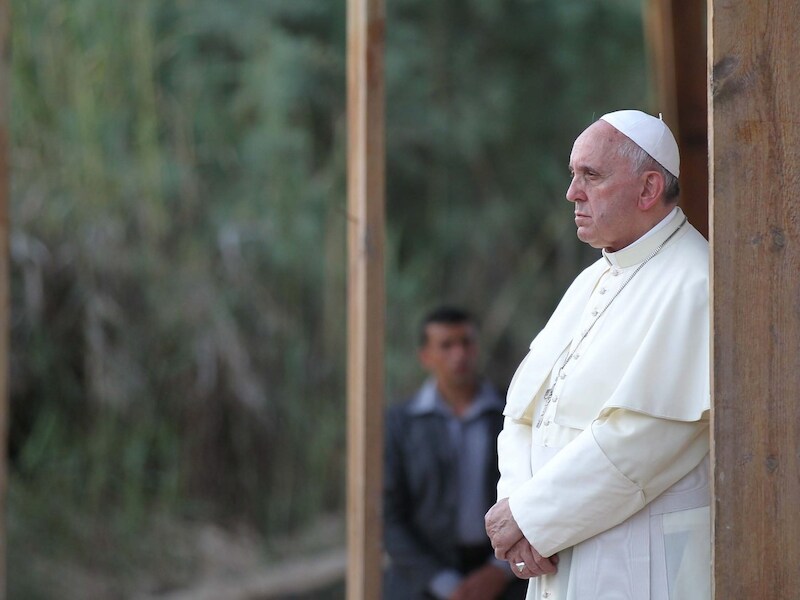 Paus Franciscus kijkt uit over de rivier de Jordaan bij zijn bezoek aan Jordanië