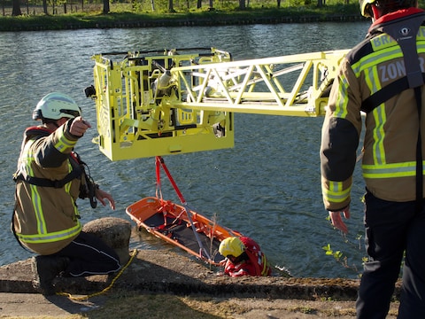 Illustratiebeeld van een redding te water door de brandweer.