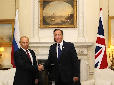De Britse eerste minister David Cameron (R) en de Russische president Vladimir Poetin (L).