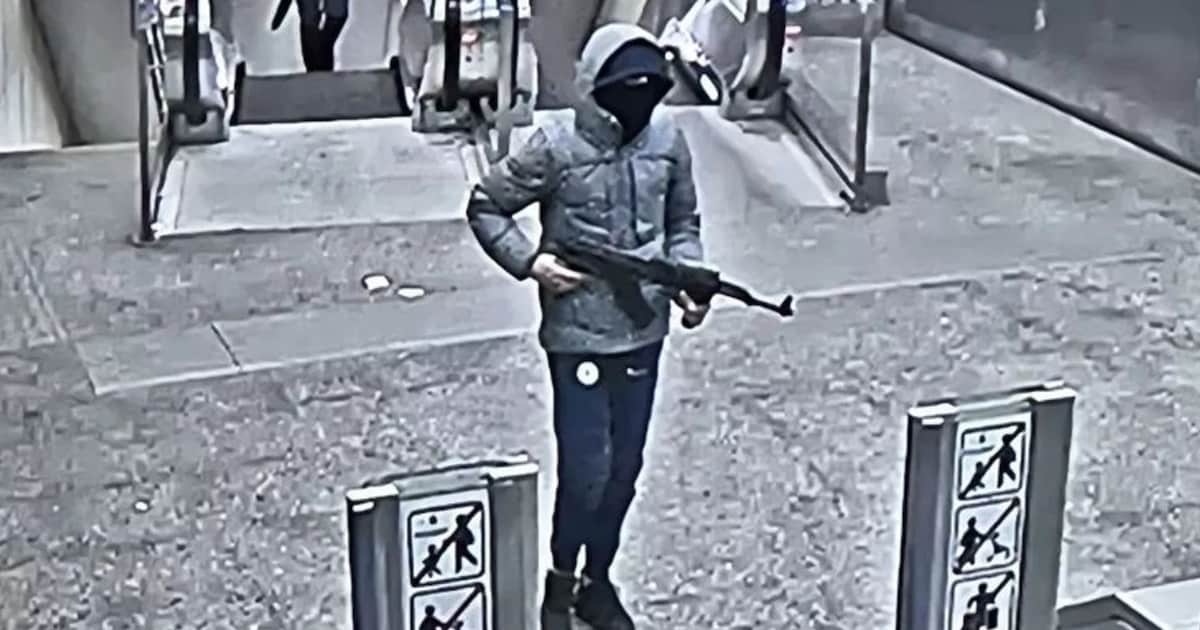 Man die vuur opende aan metrostation in Brussel knipt enkelband door en is spoorloos