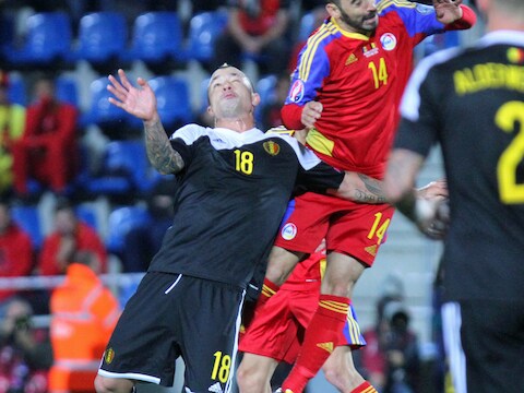 Edu Peppe in duel met Radja Nainggolan.