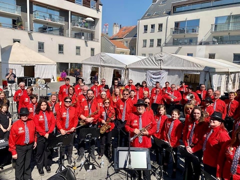 De Melody Makers vzw, met dirigent-voorzitter Jean-Pierre Severens vooraan