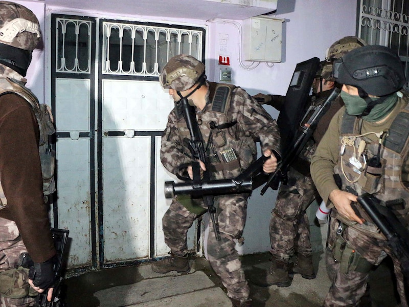Turkse antiterreurpolitie bij de massale raid van vorige week, hier in Adiyaman.