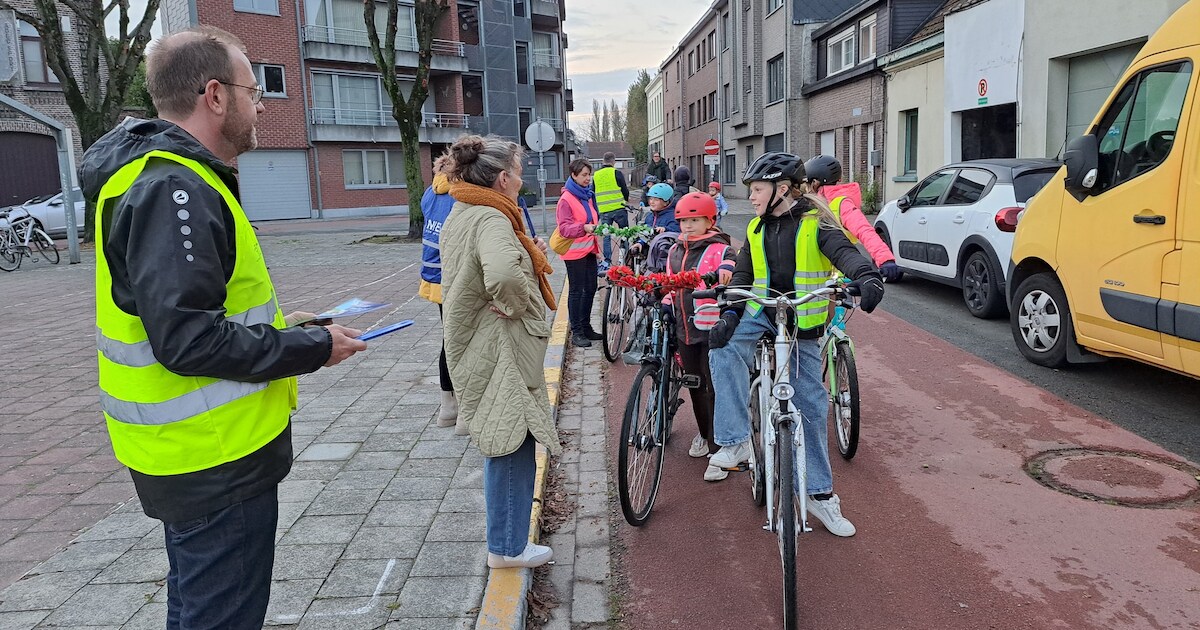 Open Vld deelt fluobandjes uit aan fietsers | Regio | HLN.be