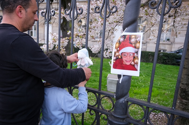 Een foto van Enzo wordt opgehangen op de plaats van het ongeval in Sint-Gillis.