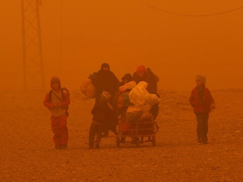 Door de zandstorm vlucht een groep van Mosoel naar Gogjali.
