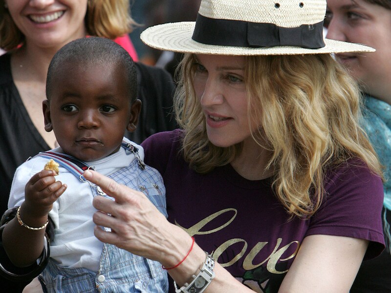 Madonna en haar adoptiezoontje David in 2007.