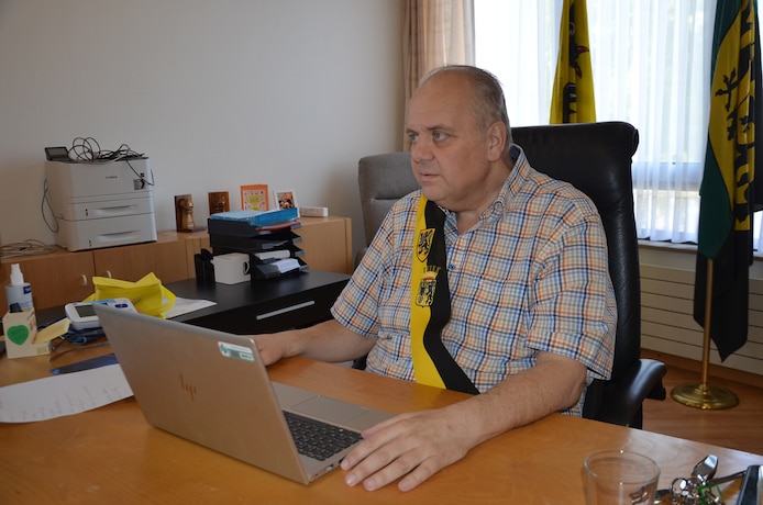 Burgemeester Guy D'haeseleer (Forza Ninove) terug aan het werk in het stadhuis van Ninove.