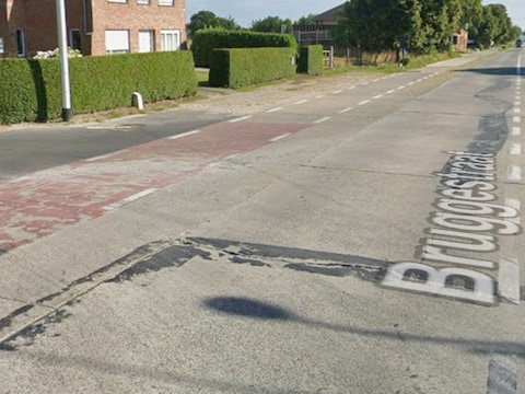 De betrokken fietster reed op het tweerichtingsfietspad langs de Bruggestraat.