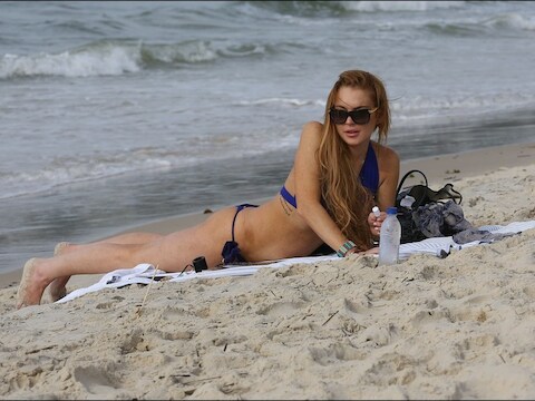 Lindsay Lohan op het strand in Brazilië.