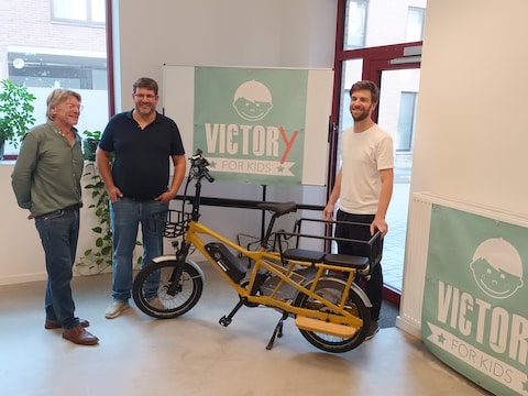Victory for Kids schenkt een longtailfiets aan Tonuso Vilvoorde. V.l.n.r: Marc Keulemans (voorzitter van Victory for Kids), Kris De Coninck (directeur van Tonuso) en Stijn Van Eeckhout (coördinator van Tonuso Vilvoorde)