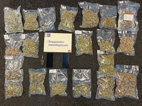 De politie nam in totaal 2 kilogram cannabis en 152 gram hasjiesj in beslag bij de tweelingzussen.