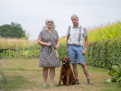 Ria Mortier en Frans Buts uit Berlaar zijn ‘puppypleegouders’. Hier poseren ze met Tito. 