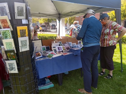 De kunst- en boekenmarkt gaat door in de tuin van Toerisme Westerlo. 