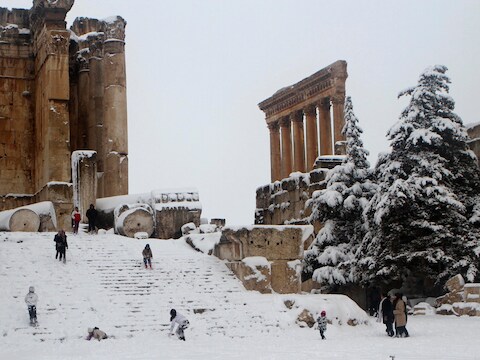 Sneeuwpret aan de Bacchus-tempel in de Libanese stad Baalbek.