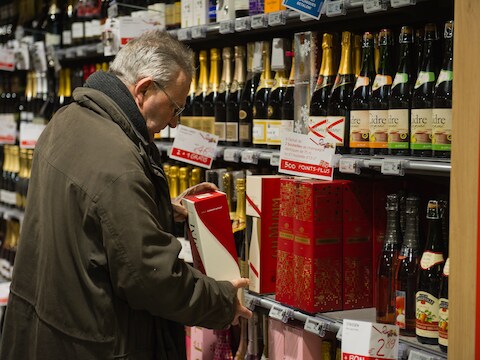 Loop in België een willekeurige supermarkt binnen en de kreeften, oesters en kangoeroefiletjes blinken je tegemoet. Elk najaar in elke supermarkt een wijnbeurs. Vergelijk dat met de relatieve armoe in sommige Nederlandse supermarkten...