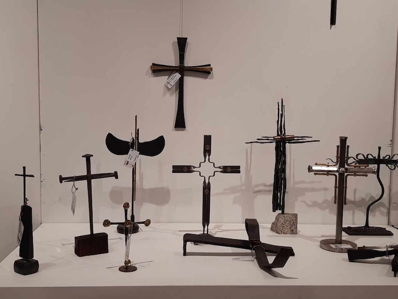 De internationale tentoonstelling ‘#With Love to Ukraine’ strijkt neer in de kerk van Oelegem (Ranst). 