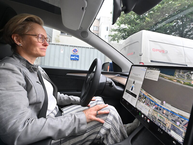 Vlaams minister van Mobiliteit Annick De Ridder test een ‘zelfrijdende’ Tesla.