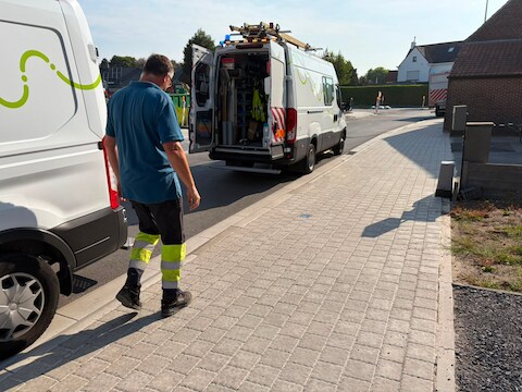 Een ploeg van Fluvius snelde ter plaatse om het probleem met de geraakte leiding op te lossen. 