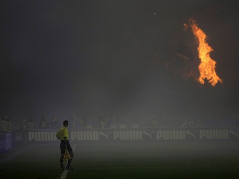 Een gevaarlijk rookgordijn vulde het Marakana Stadion.