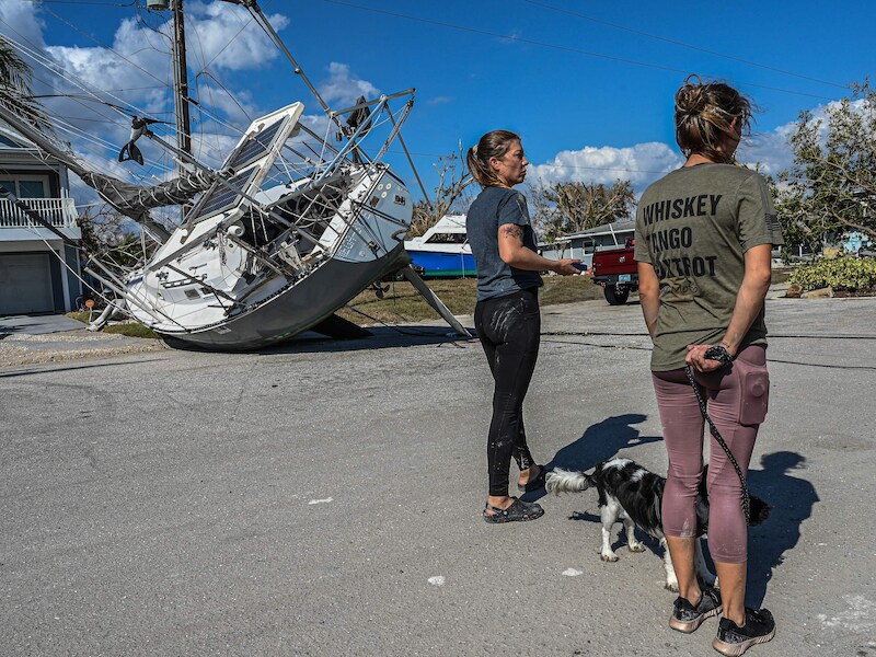 Mensen staan bij gestrande boten op San Carlos Island, Florida.