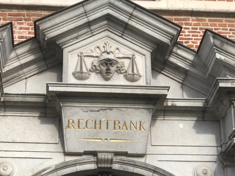 Man (42) steelt voor ruim 2.700 euro aan parfums en vlucht voor politie: opgepakt tussen struiken