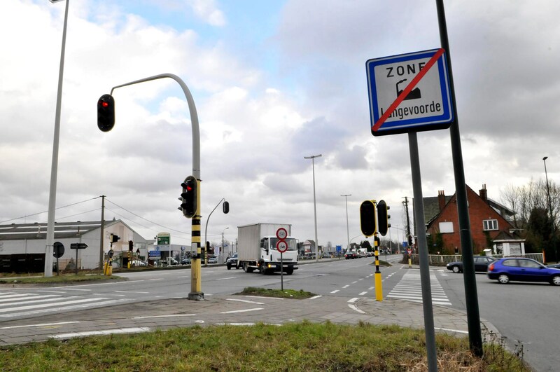 Versmalde rijstrook op industrieterrein Aalter: ook hier wordt gewerkt ...