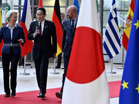 De voorzitter van de Europese Commissie Ursula von der Leyen, de Japanse premier Fumio Kishida en de voorzitter van de Europese Raad Charles Michel arriveren op de 29e EU-Japantop in het gebouw van de Europese Unie in Brussel. 