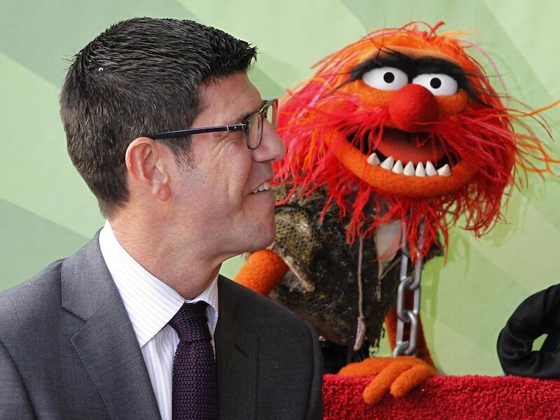 Rich Ross samen met de Muppets.