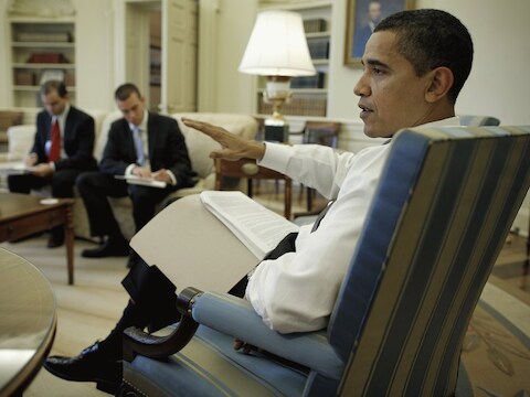 President Barack Obama met Jon Favreau opde achtergrond.