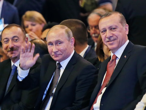 De Russische president Vladimir Poetin naast zijn Turkse ambtsgenoot Recep Tayyip Erdogan. De twee ontmoeten elkaar in het kader van het Wereldenergiecongres, maar de twee zullen het zeker over Syrië hebben.