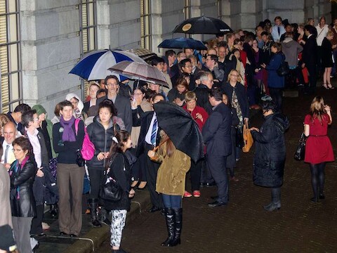 Honderden mensen wachten buiten het parlementsgebouw in Nieuw-Zeeland, waar besloten werd over het homohuwelijk.